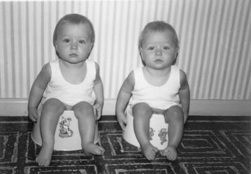 1968 Bernd und Stefan auf dem Toepfchen